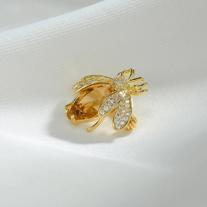 Trend New Champagne Bee-shaped Women's Brooches Crystal Wings Small Brooch Anime Pins Winter Sweater Jewery New Year Gift