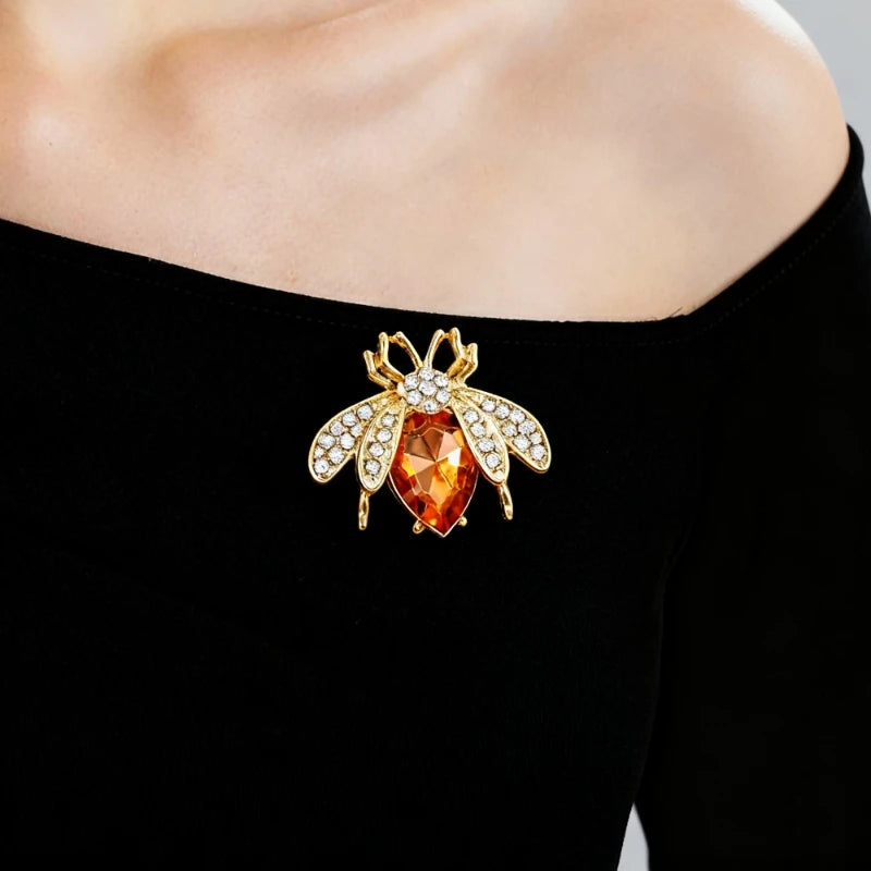 Trend New Champagne Bee-shaped Women's Brooches Crystal Wings Small Brooch Anime Pins Winter Sweater Jewery New Year Gift