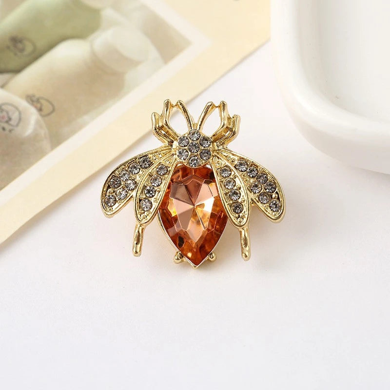 Trend New Champagne Bee-shaped Women's Brooches Crystal Wings Small Brooch Anime Pins Winter Sweater Jewery New Year Gift