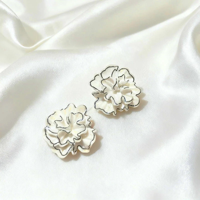 Three-dimensional Flower Stud Earrings for Women Beige Black Korean Cute Earrings Acrylic Plastic Florals Chic Women's Earrings