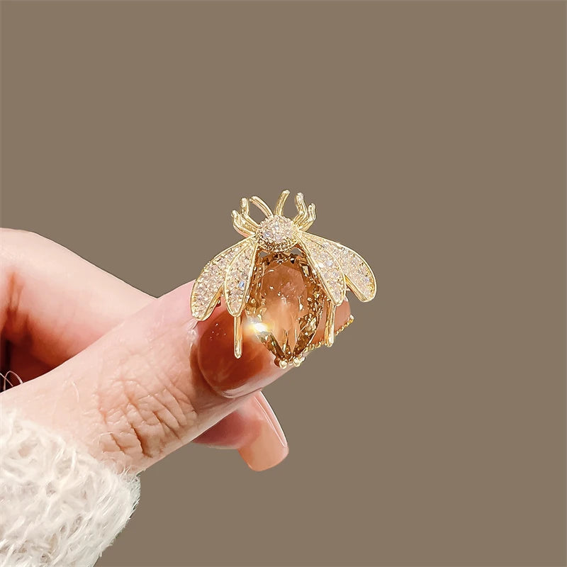 Trend New Champagne Bee-shaped Women's Brooches Crystal Wings Small Brooch Anime Pins Winter Sweater Jewery New Year Gift
